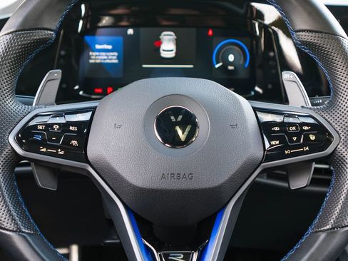 Used 2022 Volkswagen Golf R image 25