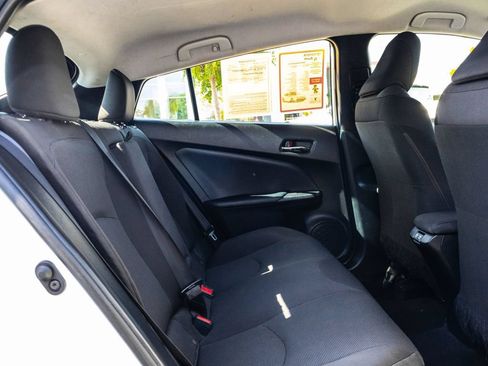 Used 2019 Toyota Prius L Eco w/ Carpet Mat Package FWD image 16