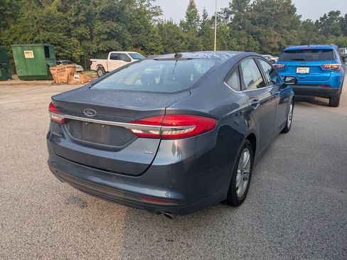 Used 2018 Ford Fusion SE w/ Fusion SE Technology Package FWD image 2