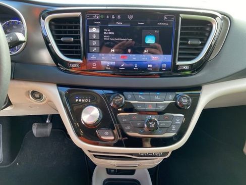 Used 2024 Chrysler Pacifica Touring-L image 25