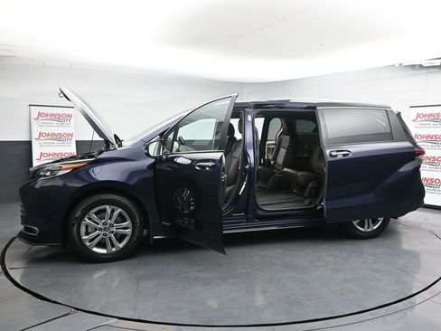 Used 2021 Toyota Sienna Platinum image 42