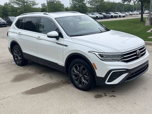Certified 2023 Volkswagen Tiguan SE FWD image 2