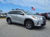 Used 2017 Toyota Highlander XLE image 2