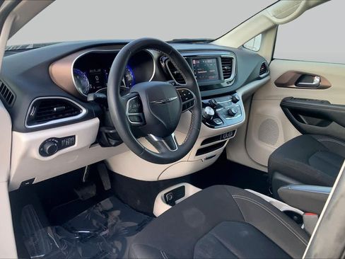 Used 2022 Chrysler Voyager LX FWD image 16