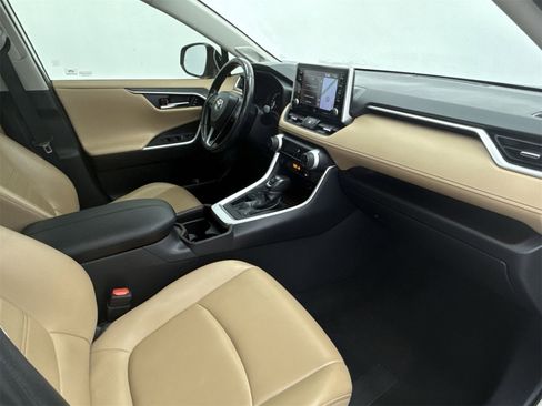 Used 2019 Toyota RAV4 Limited image 16