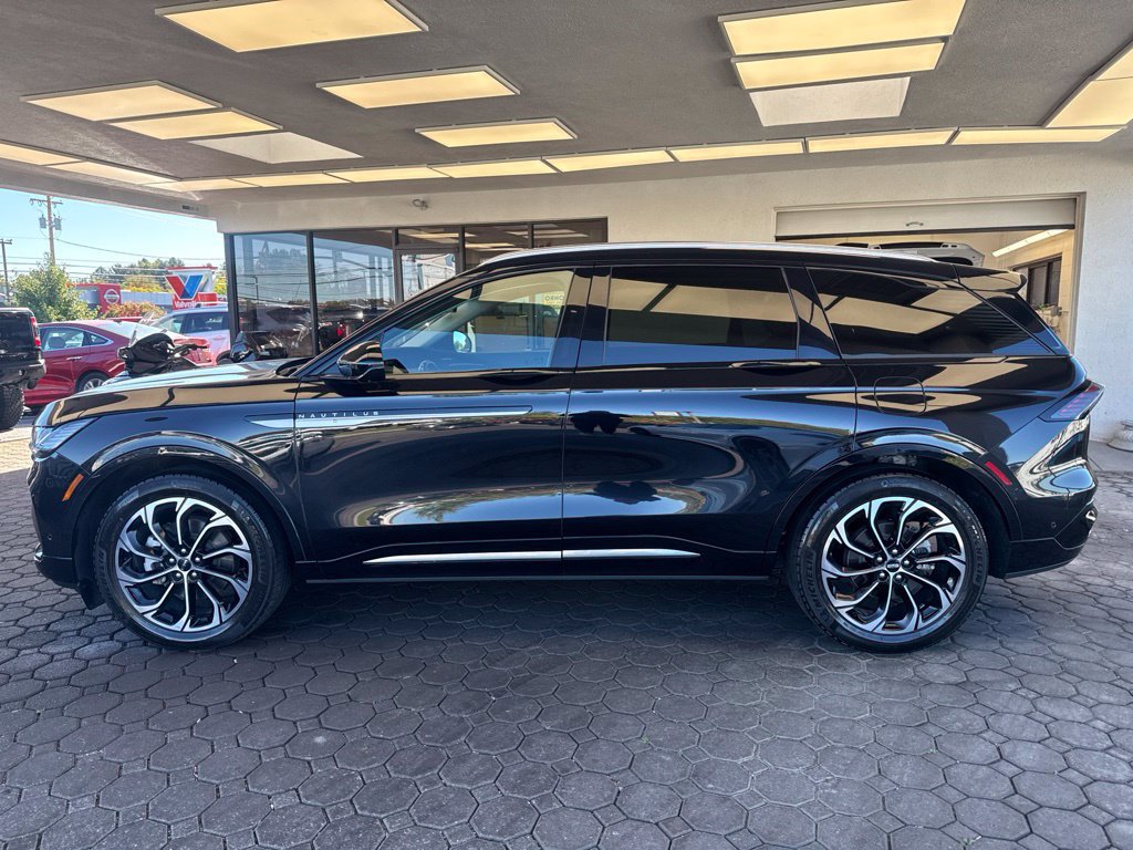 Used 2024 Lincoln Nautilus Reserve w/ Equipment Group 203A AWD/4WD image 8