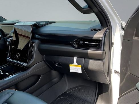 New 2026 GMC Yukon XL AT4 w/ AT4 Premium Package AWD/4WD image 32