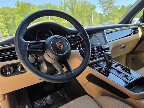 Certified 2025 Porsche Macan AWD/4WD image 11