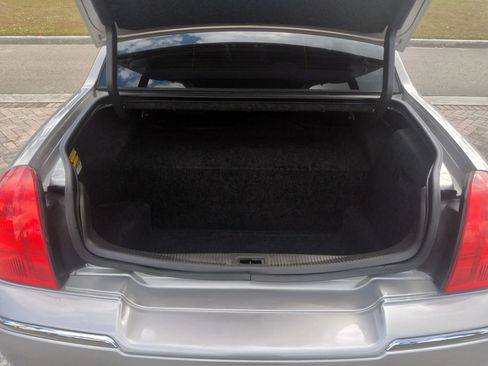 Used 2006 Lincoln Town Car Signature image 45