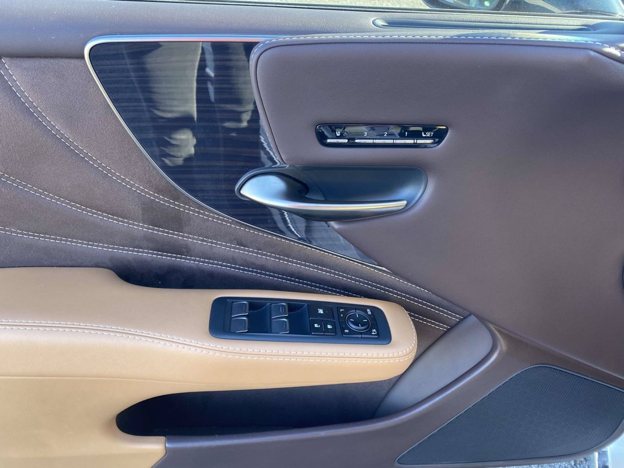 Used 2018 Lexus LS 500 w/ Accessory Package (Z2) RWD image 26