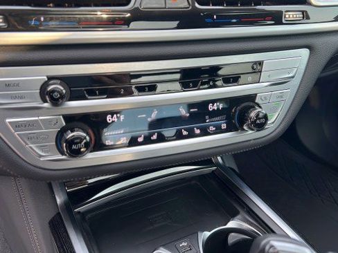 Used 2022 BMW 750i xDrive image 29