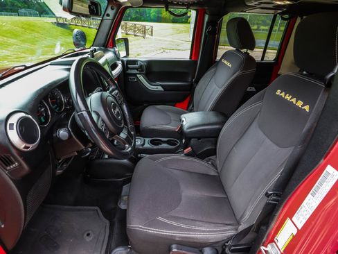 Used 2015 Jeep Wrangler Unlimited Sahara w/ Connectivity Group AWD/4WD image 32