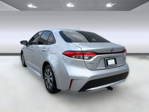 Used 2022 Toyota Corolla LE FWD image 3