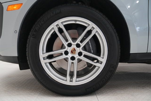 Certified 2026 Porsche Macan AWD/4WD image 9
