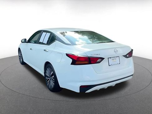 Used 2025 Nissan Altima 2.5 SV FWD image 12