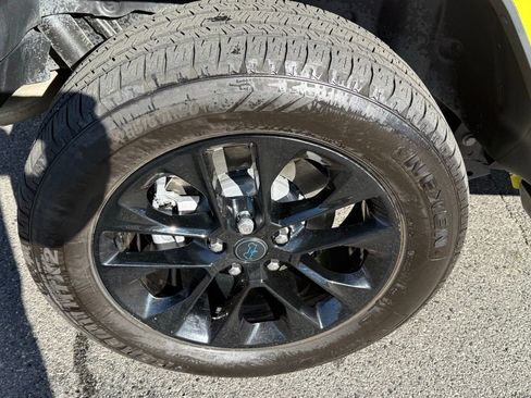 Used 2024 Jeep Wrangler Unlimited Sahara w/ Technology Group image 15