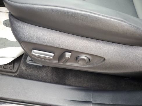 Used 2025 Toyota Highlander XLE AWD/4WD image 7