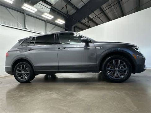 Certified 2022 Volkswagen Tiguan SE image 4
