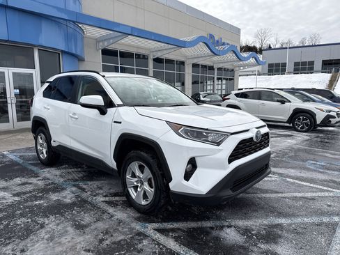 Used 2021 Toyota RAV4 XLE image 1