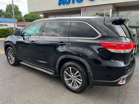 Used 2017 Toyota Highlander XLE w/ Carpet Mat Package AWD/4WD image 12