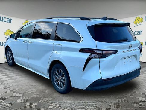 Used 2024 Toyota Sienna XLE image 3