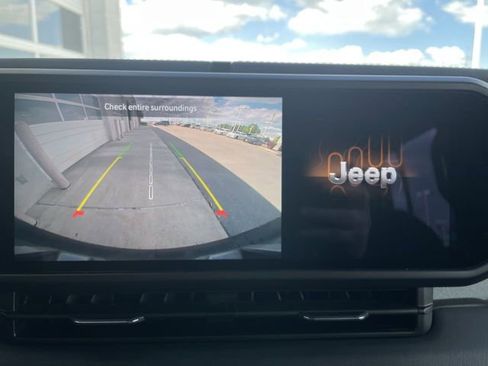 Used 2025 Jeep Wrangler Unlimited Sahara AWD/4WD image 17
