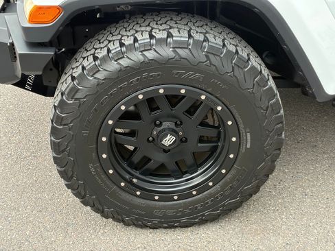 Used 2018 Jeep Wrangler Unlimited Sahara AWD/4WD image 11