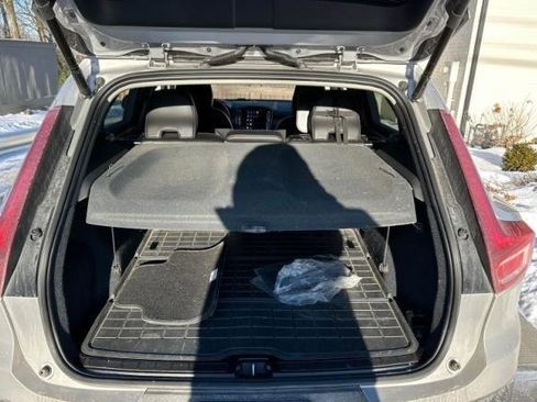 Used 2023 Volvo XC40 B5 Plus w/ Climate Package image 2