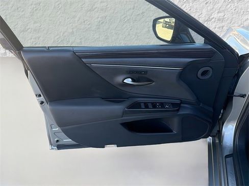 Used 2019 Lexus ES 300h image 21