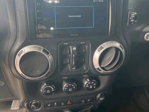 Used 2013 Jeep Wrangler Unlimited Rubicon image 17