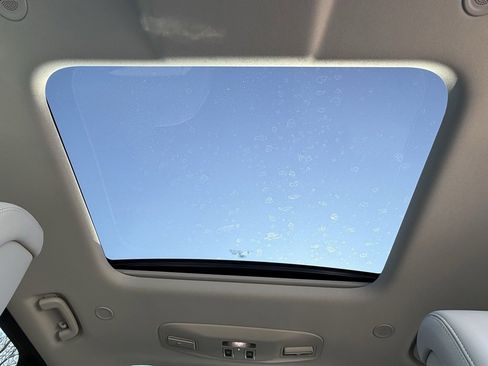 Certified 2025 Land Rover Discovery Dynamic SE image 28