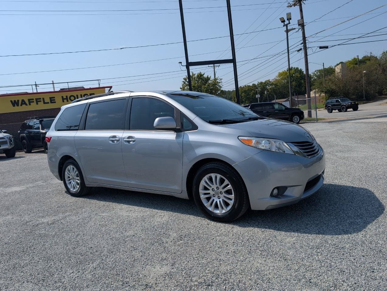 Used 2017 Toyota Sienna XLE w/ XLE Navigation Package FWD image 3