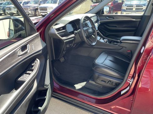 Used 2023 Jeep Grand Cherokee Limited image 5