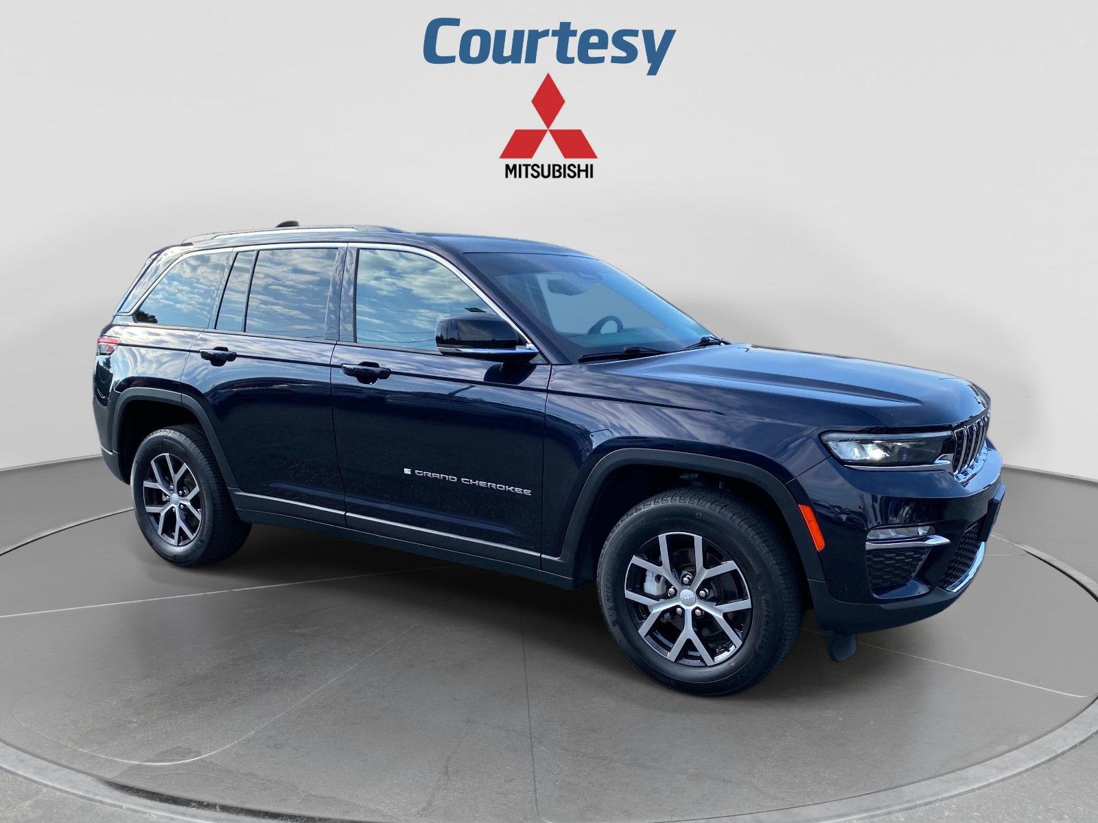 Used 2023 Jeep Grand Cherokee Limited AWD/4WD image 10