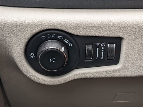 Used 2023 Chrysler Pacifica Limited image 21