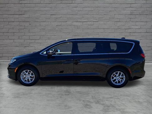 Used 2024 Chrysler Pacifica Touring-L FWD image 7