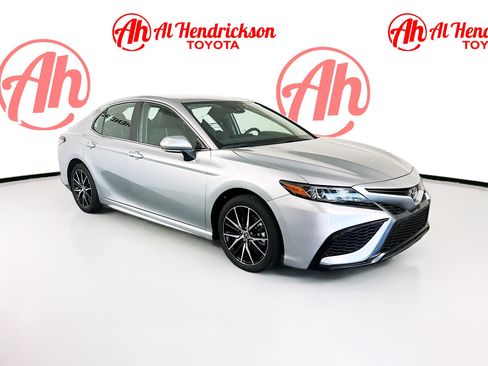 Used 2023 Toyota Camry SE image 1