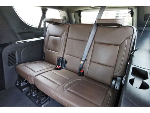 Used 2025 Chevrolet Suburban High Country AWD/4WD image 9