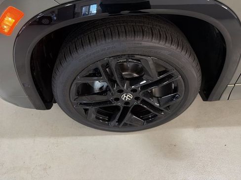 New 2026 Volkswagen Tiguan SE R-Line FWD image 11