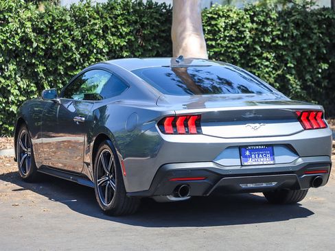 Used 2025 Ford Mustang Coupe RWD image 8