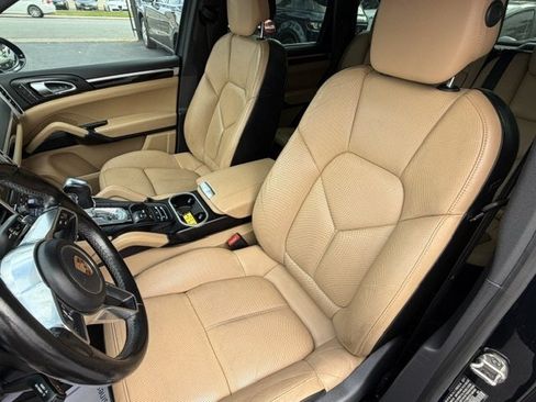 Used 2017 Porsche Cayenne w/ Premium Plus Package AWD/4WD image 11