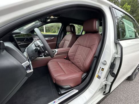 New 2025 BMW i7 xDrive60 image 13