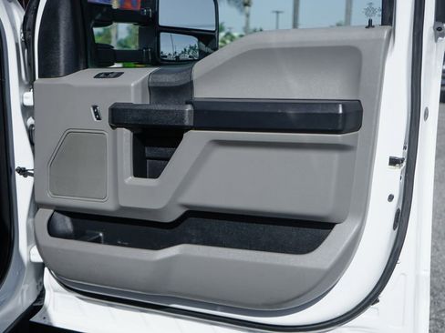 Used 2017 Ford F550 2WD Regular Cab Super Duty image 33