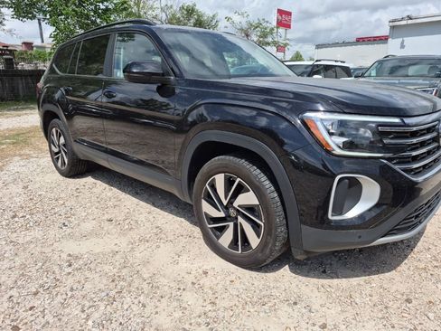 Used 2025 Volkswagen Atlas SE image 2