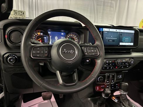Used 2025 Jeep Wrangler Rubicon w/ Convenience Group AWD/4WD image 15