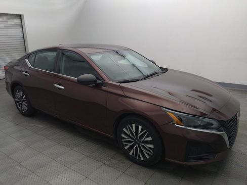 Used 2024 Nissan Altima 2.5 SV FWD image 11