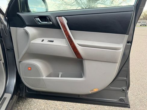 Used 2011 Toyota Highlander Limited w/ Tow Pkg image 31