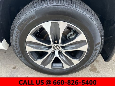 Certified 2020 Toyota Highlander XLE AWD/4WD image 19