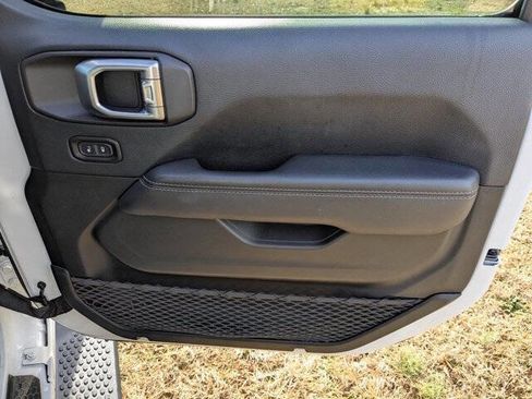 Used 2018 Jeep Wrangler Unlimited Sahara w/ Cold Weather Group image 33