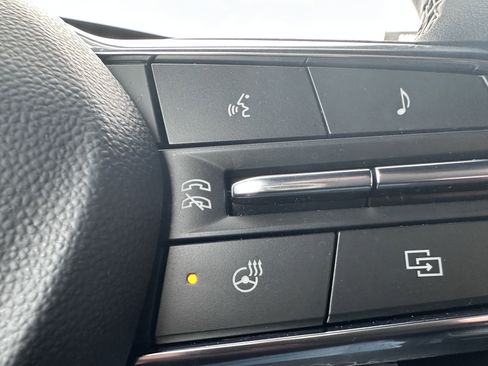 Used 2025 Chevrolet Traverse LT image 24